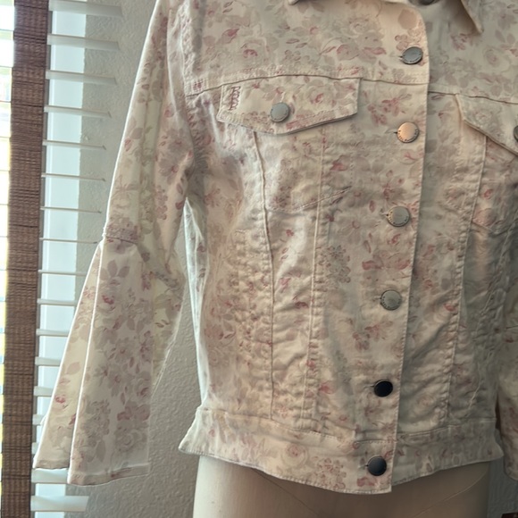 Like new jacket. It is a soft "jean jacket" style. The sleeves are 3/4 flared. - Picture 4 of 9